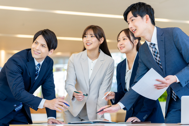 ミーティングで求人票について話し合うチーム